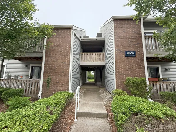 210 Ravens Crest Dr, Plainsboro, NJ 08536