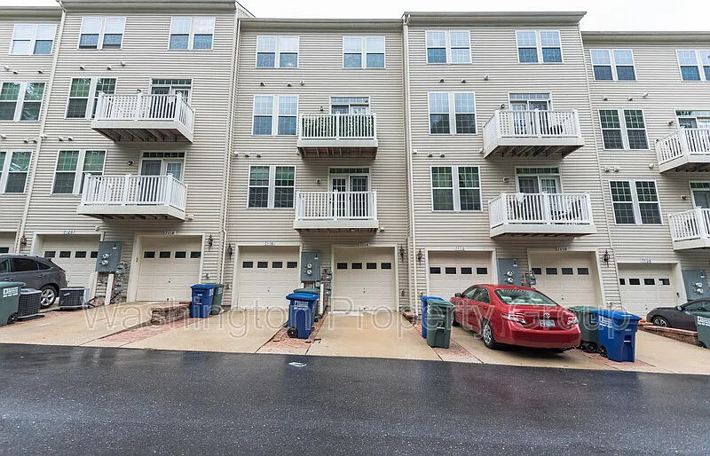 3 bed, 2.5 bath, 1600 sqft, $3,150 — Photo 2