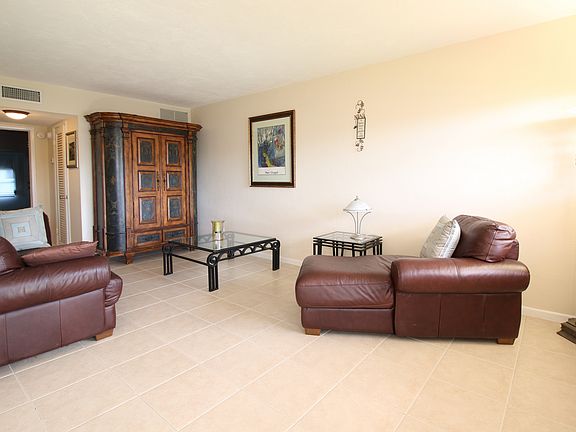 Spacious living w/ new tile