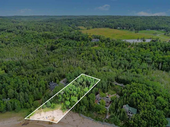 6802 Windemere Dr, Harbor Springs, MI 49740