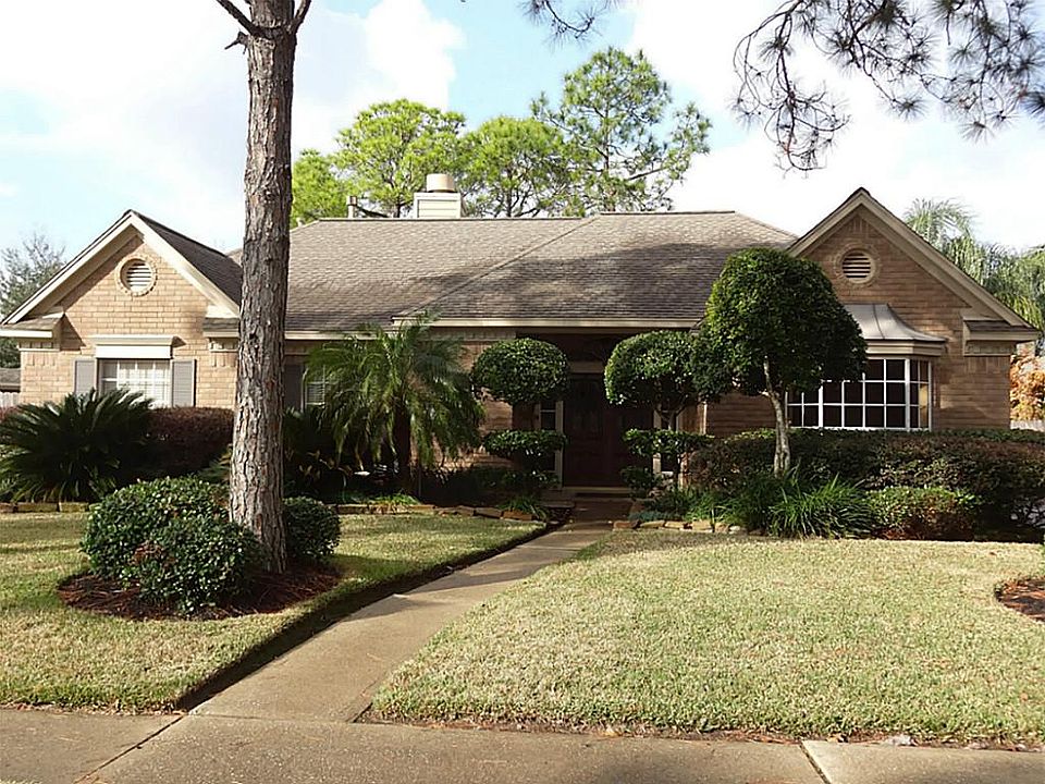 Great curb appeal on this one story Perry home.