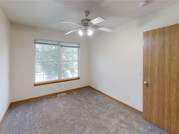 5th image of 907 N Dakota Ave
