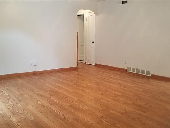 4th image of 18600 Parkmount Ave