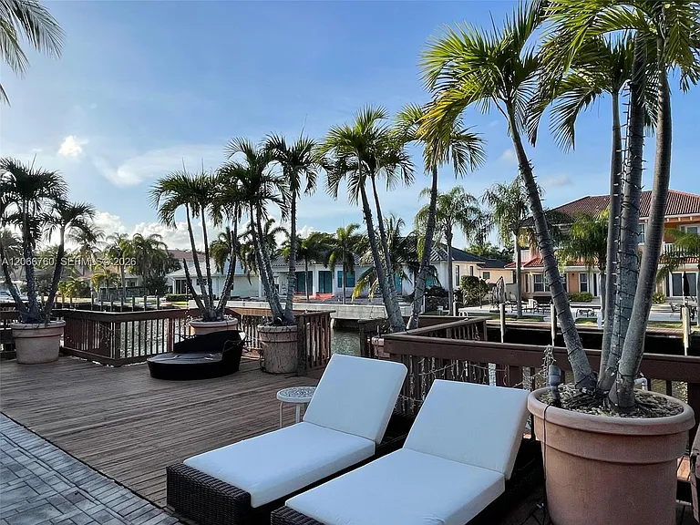 891 Captiva Dr — Photo 34
