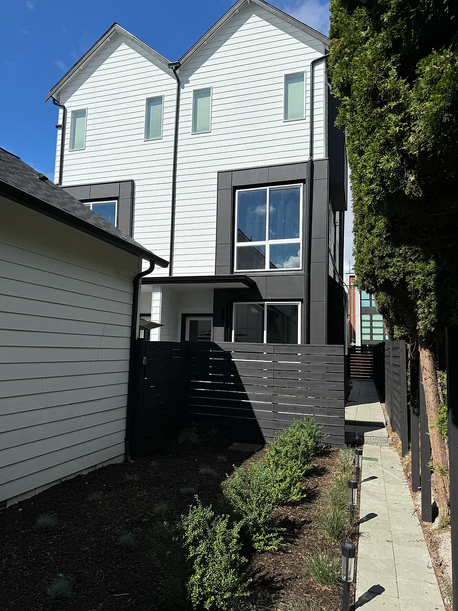 Building Photo - 538 S Cloverdale St #B