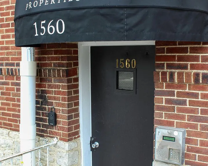 1560 E. Broad St. — Photo 79