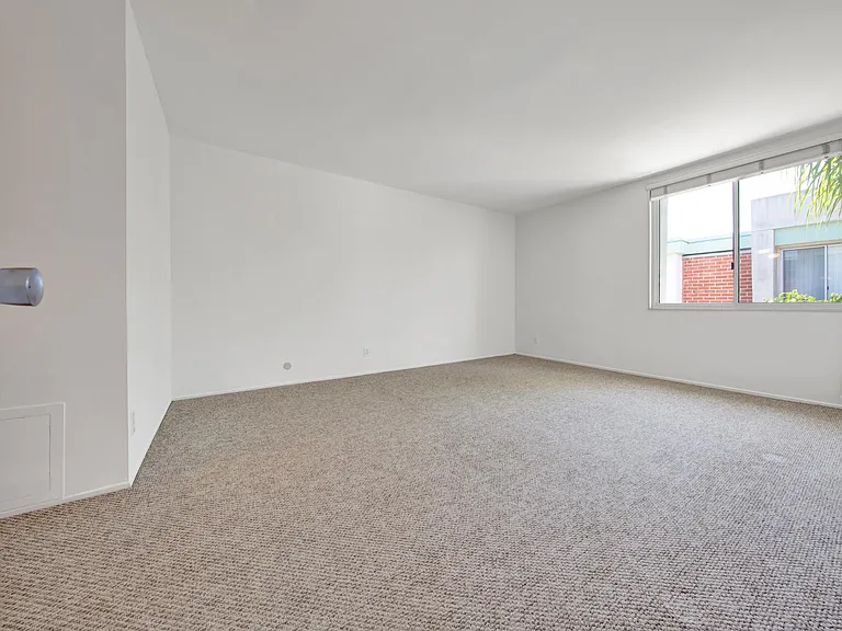 5301 Balboa Blvd #M8 — Photo 11