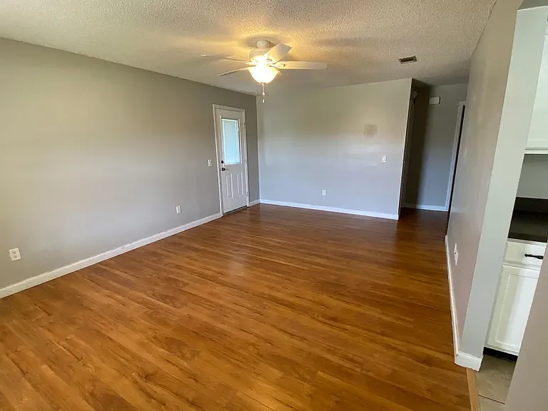 722 Cindy Ln — Photo 2