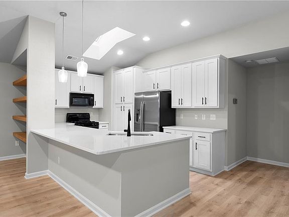 5th image of 128 Jaime Dr