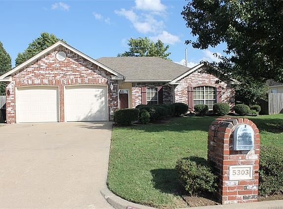 Tasteful yard, fenced yard, 2 electric overhead garage doors