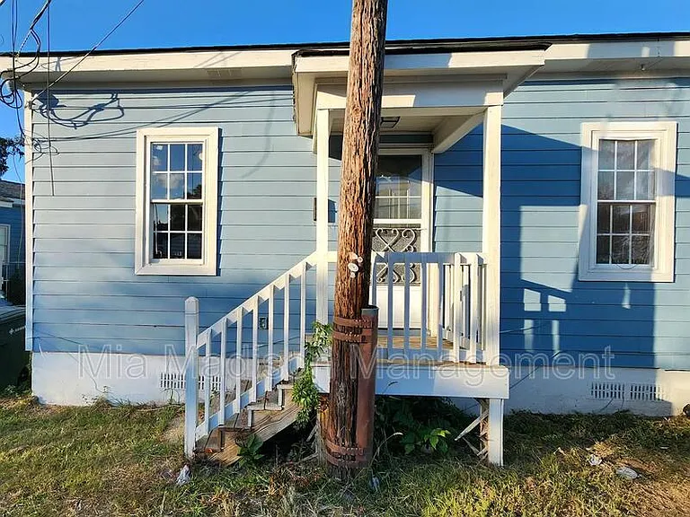 620 W Anderson Ln — Photo 1