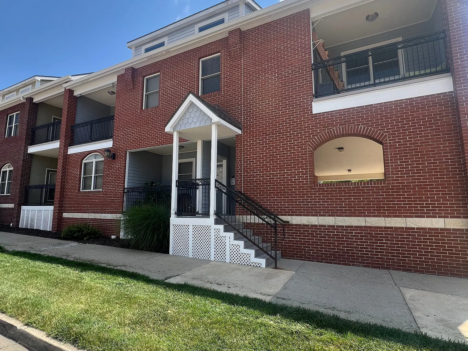 2 bed, 1000 sqft, $1,300 — Photo 1