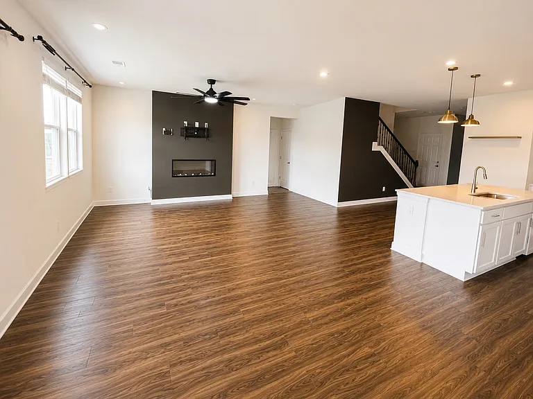 330 Ellis Ln — Photo 4