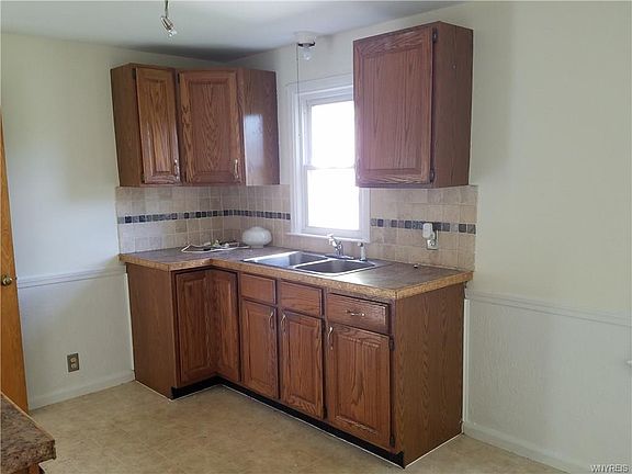 5th image of 118 Moulton Ave