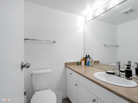 4th image of 2024 Fullerton Ave #701