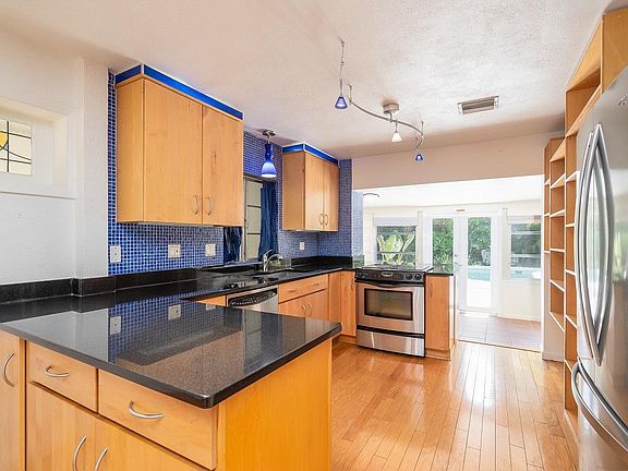 4th image of 4922 Winchester Dr