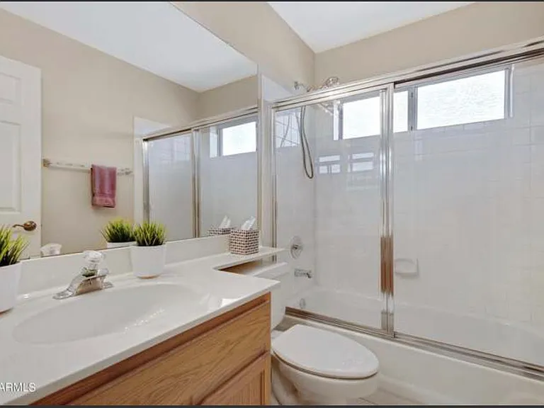 1075 N Saguaro St — Photo 22