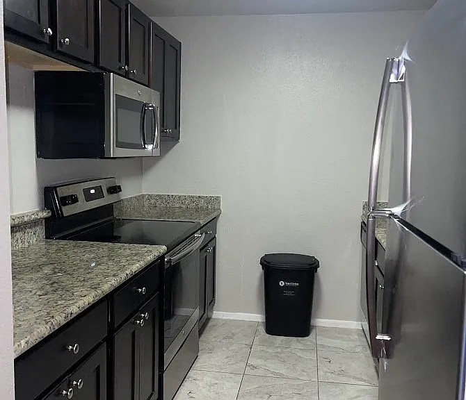 Augusta Court Apartments — Photo 15
