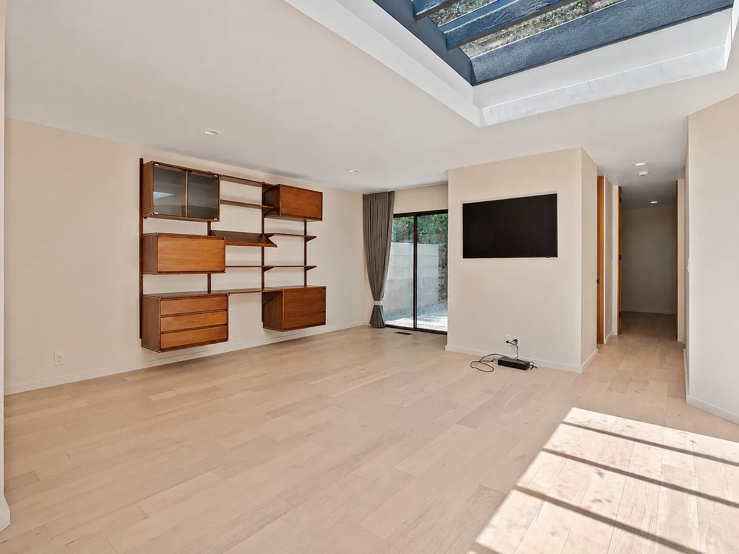 3 bed, 1876 sqft, $8,400 — Photo 3