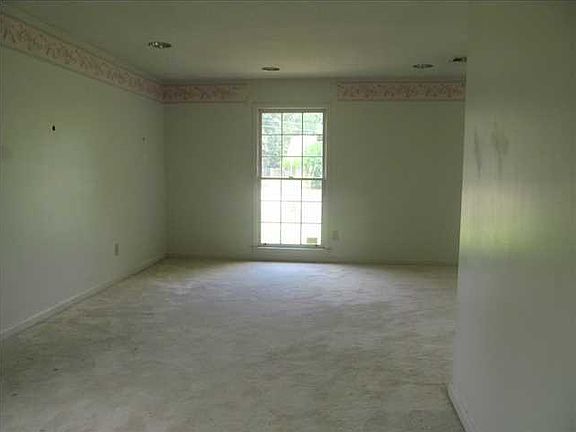 4th image of 736 Queensbury Dr