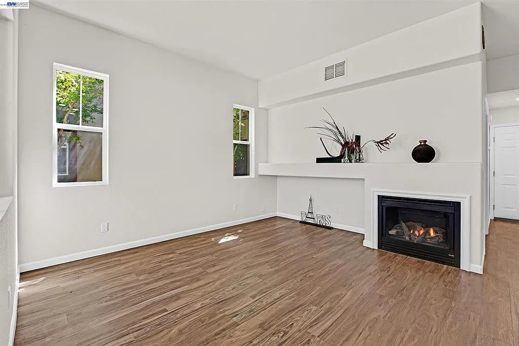 3 bed, 1243 sqft, $4,095 — Photo 4