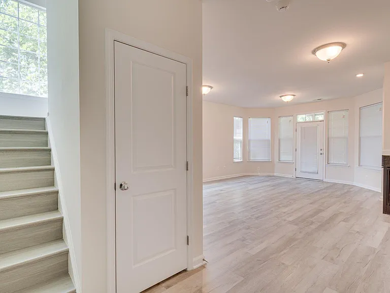 74 Pike Pl — Photo 40