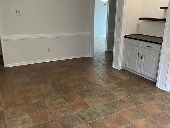 3rd image of 305 Top Hill Dr