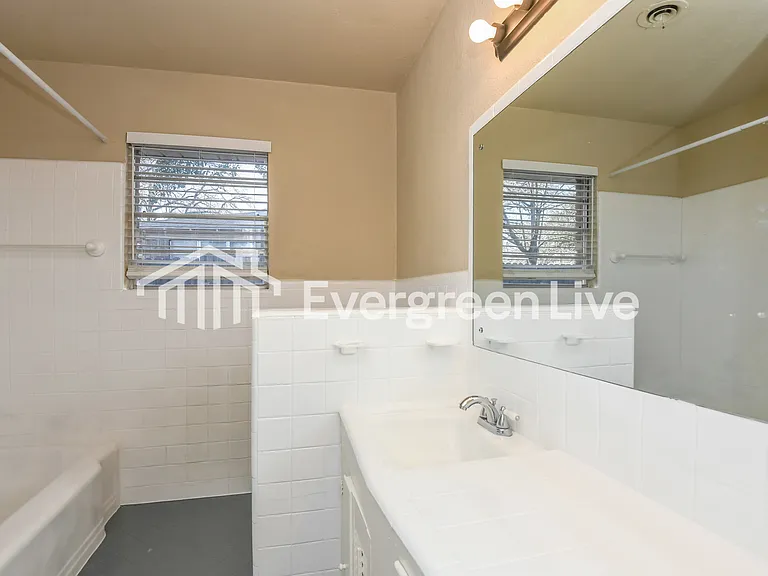 7105 Robinhood Ln — Photo 12