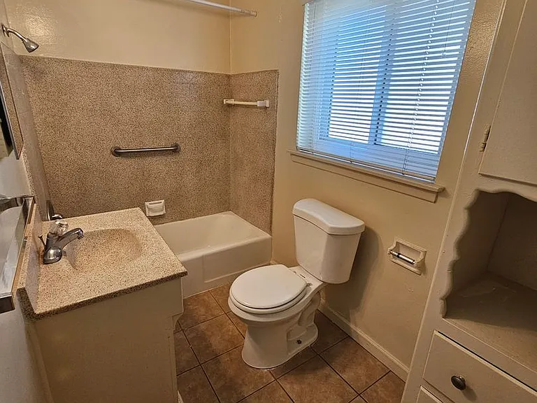 2753 E Monroe St — Photo 5