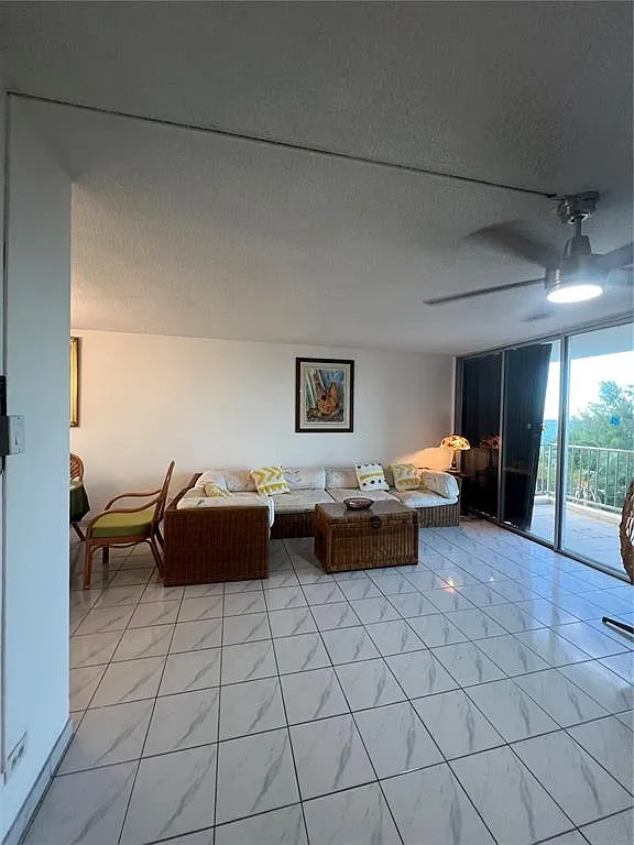 3 bed, 2.0 bath, 1400 sqft, $3,300 — Photo 3