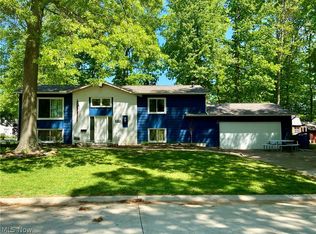 825 Valley Dr, Amherst, OH