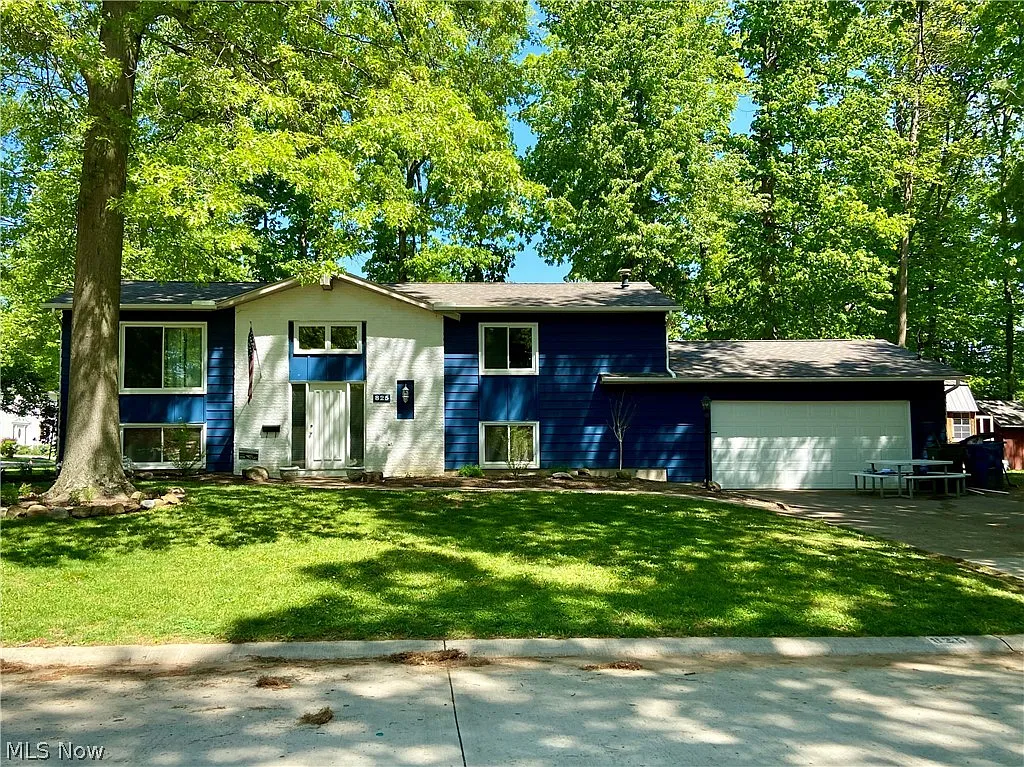 825 Valley Dr photo 1