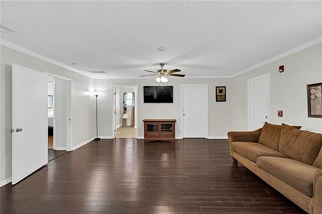 5010 Saint Claude Ave — Photo 10