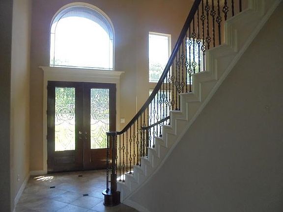 Beautiful 2 story entry