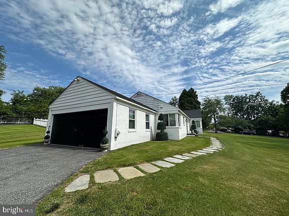 2nd image of 10001 Counselman Rd