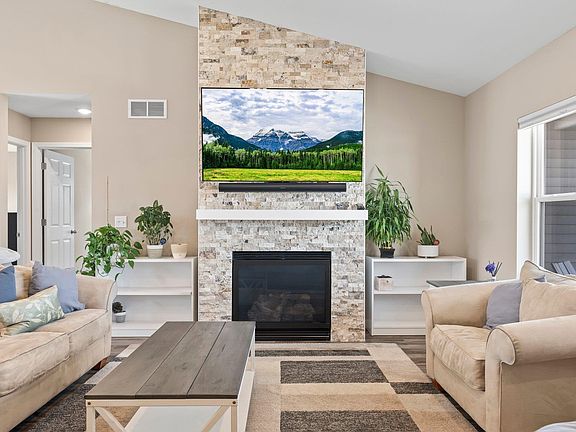 4th image of 2128 Cambridge Ct