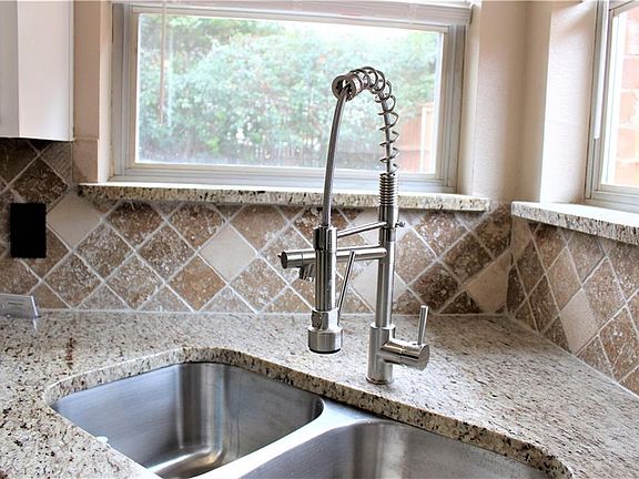 4th image of 3712 Periwinkle Dr