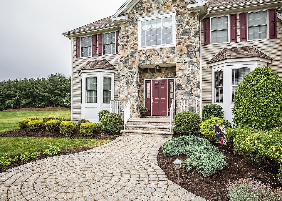 2nd image of 12 Saint Andrews Ct