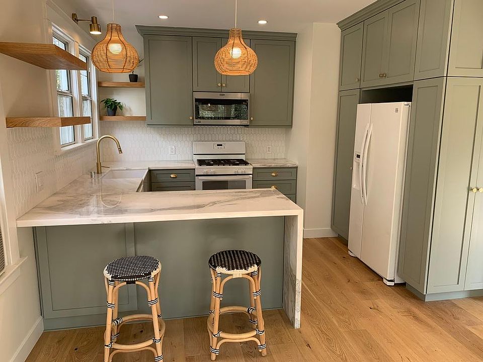 Brand new spacious kitchen with pendants over peninsular and room for bar stools