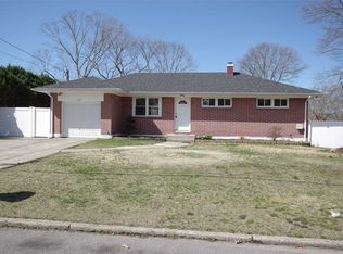 72 Paula Blvd, Selden, NY 11784