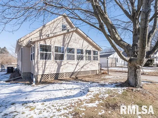 102 Lawndale Ave photo 1