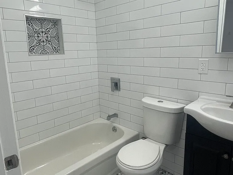 Murdock Ave — Photo 2