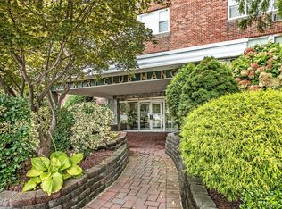 250 W Merrick Road #2L, Freeport, NY 11520