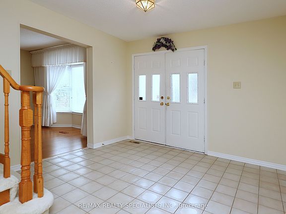 4th image of 4 Mowat Ct