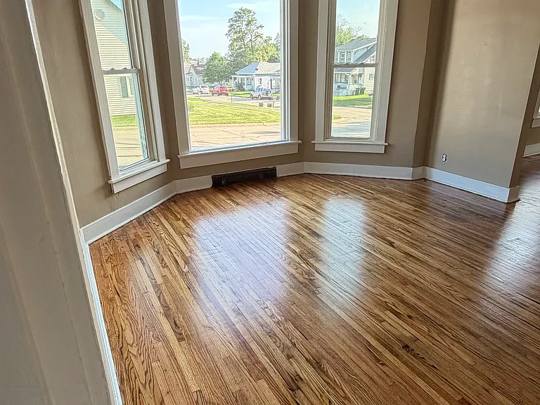1300 N Burlington Ave — Photo 5