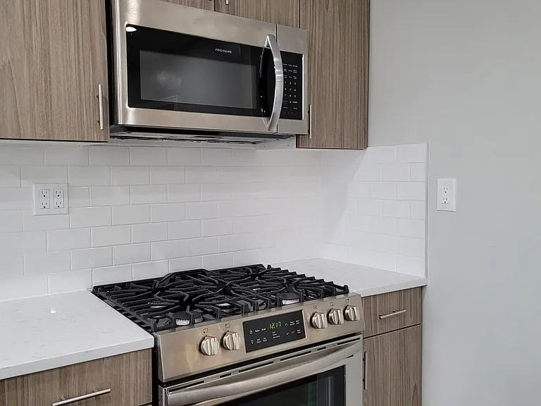 4651-61 N. Manor Ave — Photo 35