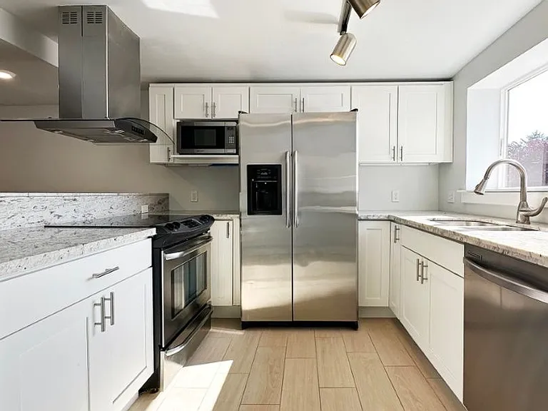 300 NW 47th St — Photo 5