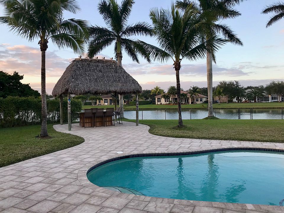 POOL - LAKE - TIKI HUT