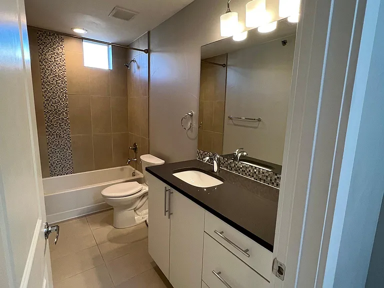 Great size second bathroom (Guest bathroom).