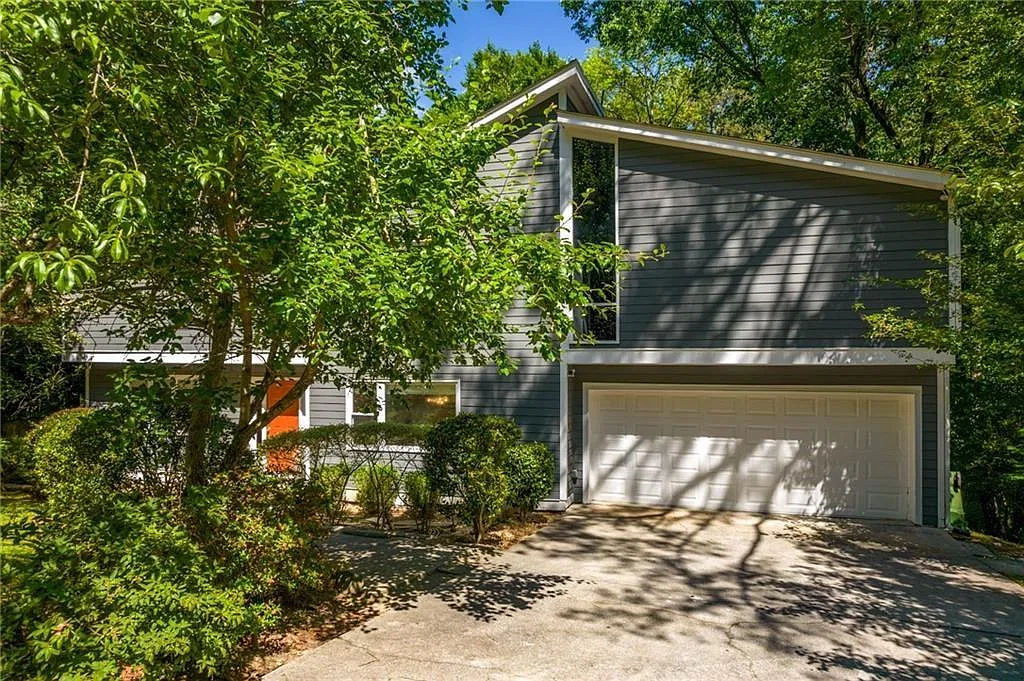 5 bed, 4.5 bath, 4087 sqft, $5,500 — Photo 2